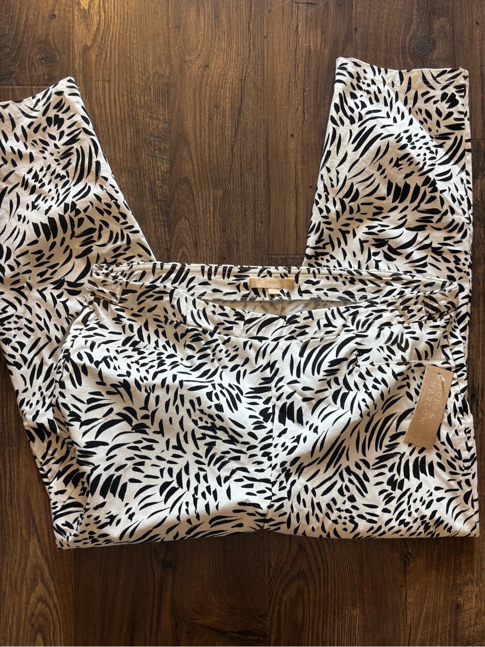 Women’s Ankle & Cropped Pants — Black & White Print